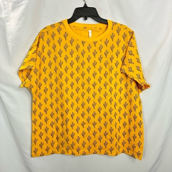 Free Triangle yellow cactus graphic print t-shirt - Picture 1 of 6